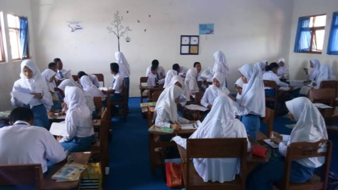 Dinas Pendidikan (Disdik) Kota Depok menegaskan pihaknya akan mengatur nasib 51 siswa SMPN 19 yang terlibat manipulasi nilai rapor, dipastikan diterima di SMA swasta.