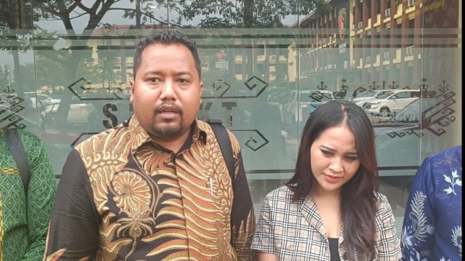 Natalia Diah Ayuningtyas bersama kuasa hukum melaporkan suaminya, Rian Maulana ke Polda Lampung.