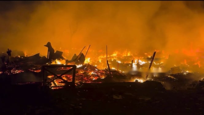 Lapak di Pondok Pinang, Jakarta Selatan, kebakaran, dan petugas Petugas pemadam kebakaran (damkar) bergerak ke lokasi Rabu 17 Juli 2024.