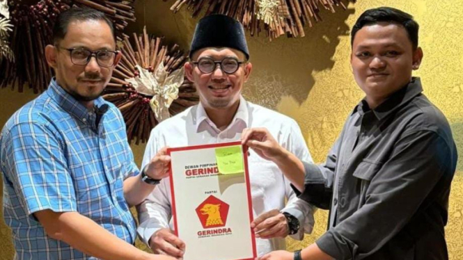 dr Donal Anjar Simanjuntak dan M Andri Alfisah saat menerima rekomendasi dukungan untuk di Pilwakot Binjai 2024.(istimewa/VIVA)