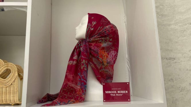 Buttonscarves Luncurkan Scarf Viva Magenta 