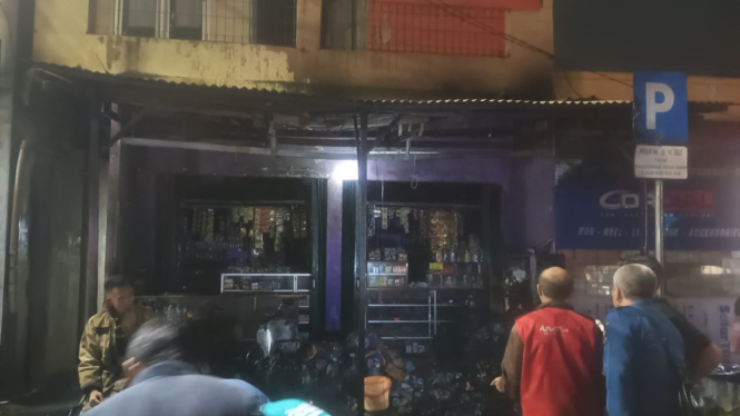 Bangunan warung yang hangus terbakar