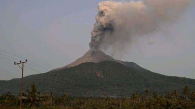 El monte Ibu entró en erupción en la isla Halmahera, en el norte de Maluku, con una amplitud máxima de 28 milímetros (mm), el jueves 18 de julio de 2024.