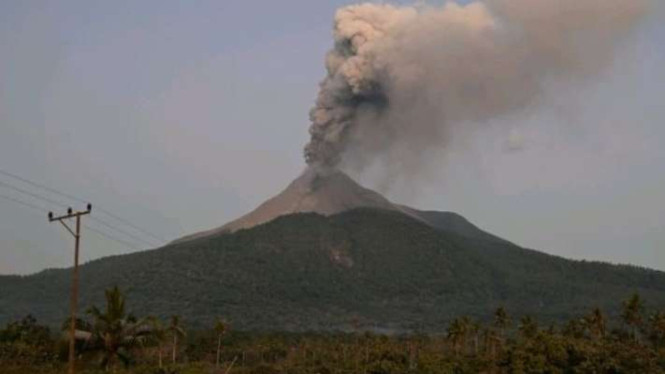 Gunung Ibu di Pulau Halmahera, Maluku Utara, erupsi dengan amplitudo maksimum 28 milimeter (mm), Kamis, 18 Juli 2024.