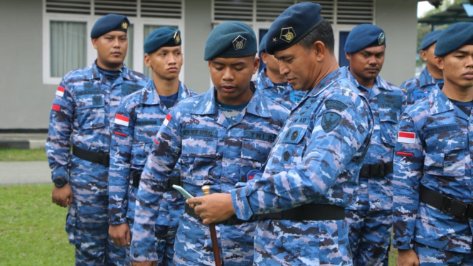 Danlanud Silas Papare Saat melakukan sweeping handphone prajurit 