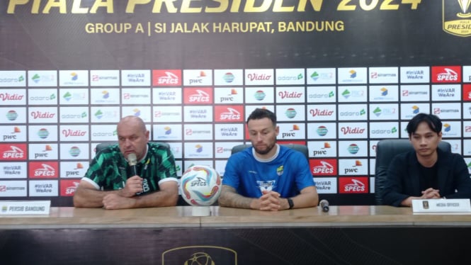 Pelatih Persib, Bojan Hodak dan Marc Klok dalam sesi jumpa pers Piala Presiden 2024 (foto : Dede Idrus) 