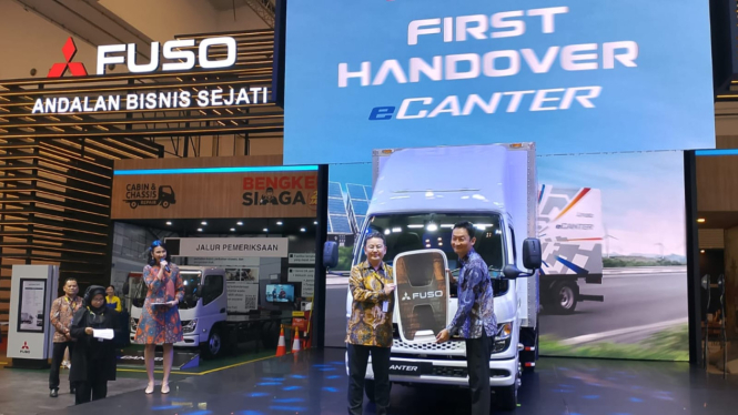 Penyerahan truk listrik Fuso eCanter 