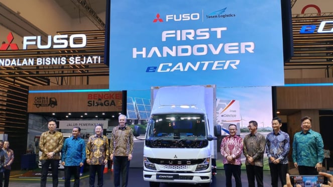 Penyerahan truk listrik Fuso eCanter 