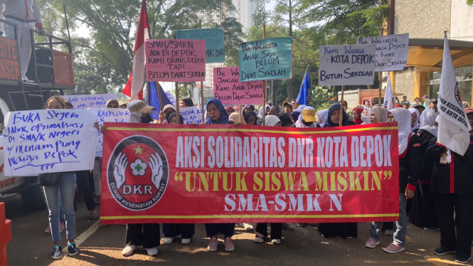 Massa geruduk Balai Kota Depok terkait kisruh 51 calon siswa dianulir 