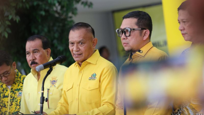 Sekretaris Jenderal Partai Golkar Lodewijk F Paulus (tengah), Wakil Ketua Umum Partai Golkar Ahmad Doli Kurnia (dua kanan), di Jakarta, Kamis, 18 Juli 2024, jumpa pers mengumumkan nama-nama pasangan calon yang didukung untuk Pilkada 2024 di 10 provinsi.