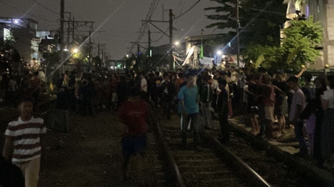 Seorang remaja pelajar SMA tewas tertabrak kereta saat tawurandi pelintasan kereta Green Garden, Kedoya Utara, Jakarta Barat, Kamis malam, 18 Juli 2024. 