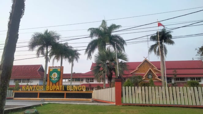 Foto : Bendera Indonesia Terkibar Terbalik di Kantor Bupati Bungo, Jambi