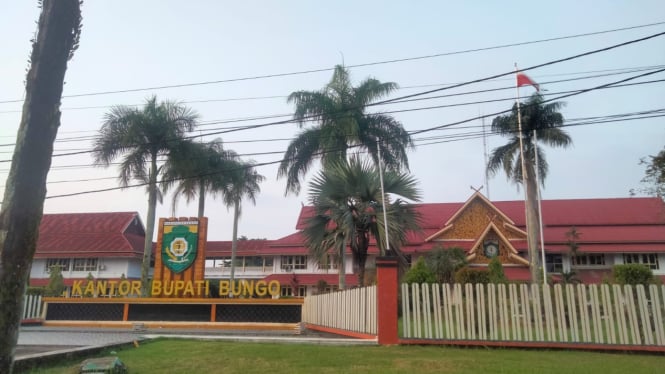 Bendera Indonesia Berkibar Terbalik di Kantor Bupati Bungo, Jambi