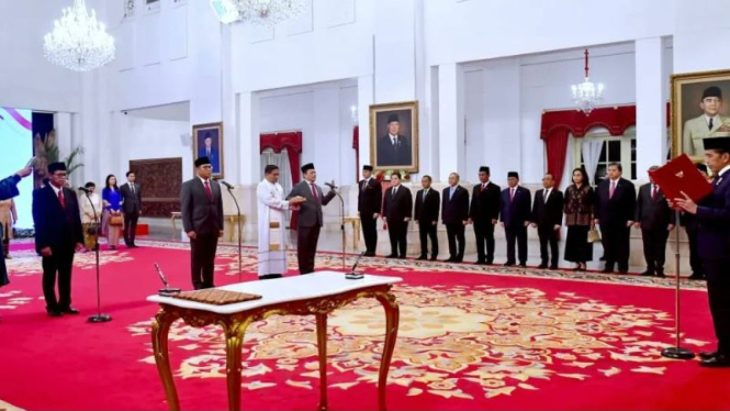 Presiden RI Jokowi saat melantik 3 Wakil Menteri Istana Negara, Kamis, (18/7)