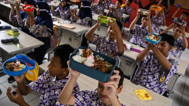 Alimentos nutritivos gratuitos no SMPN 2 Curug, distrito de Tangerang