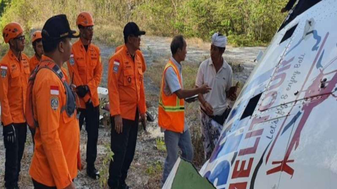 Basarnas Bali saat evakuasi helikopter jatuh di Desa Pecatu, Denpasar.