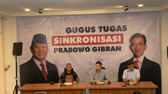 Anggota Tim Gugus Tugas Sinkronisasi Prabowo-Gibran, Hasan Nasbi (kiri) di Media Center TKN Prabowo-Gibran, Jakarta Selatan, Jumat, 19 Juli 2024