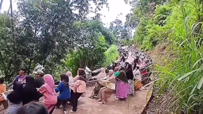 Momen Warga Sekampung Gotong Royong Tarik Selamatkan Mobil yang Jatuh ke Jurang.