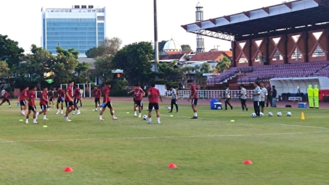 Timnas Indonesia U-19 berlatih di Lapangan Thor Surabaya.