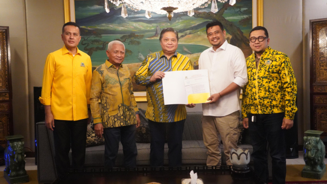 Ketua Umum Partai Golkar, Airlangga Hartarto saat memberikan surat keputusan dukungan kepada Bobby Nasution dan Surya.(istimewa/VIVA)