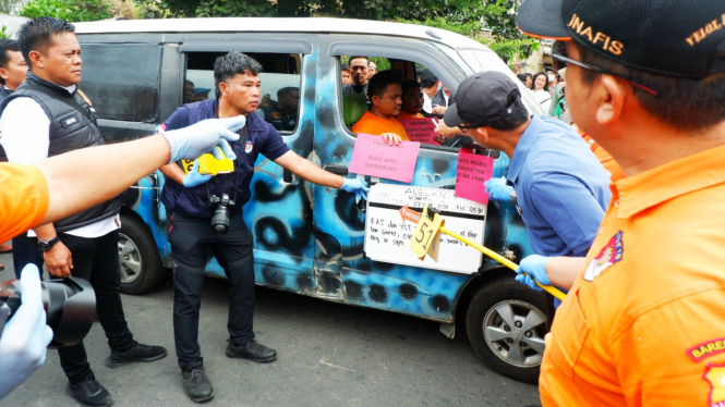 Rekontruksi kasus pembakaran rumah wartawan di Kabupaten Karo. (B.S.Putra/VIVA)