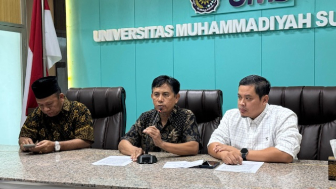 Wakil Rektor IV UMS, Em Sutrisna saat memberikan keterangan soal pelanggaran etik di Gedung Rektorat UMS, Sabtu, 20 Juli 2024.