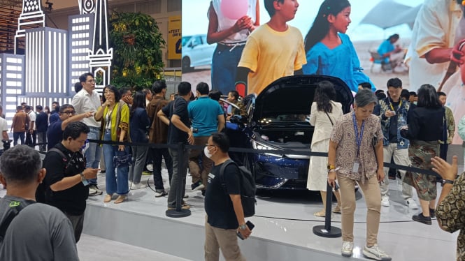 Mobil listrik BYD M6 di GIIAS 2024