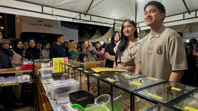 Kaesang dan Erina membeli jajanan micin di Night Market Ngarsopuro, Solo, Sabtu, 20 Juli 2024, malam.