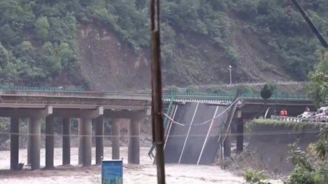 Jembatan yang terletak di Kota Shangluo, Provinsi Shaanxi, China, roboh