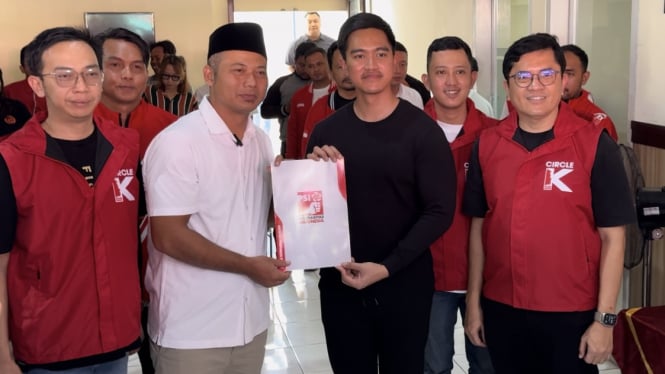 Kaesang serahkan surat tugas dari PSI untuk mendukung adik kandung eks ajudan Jokowi maju calon Bupati Boyolali