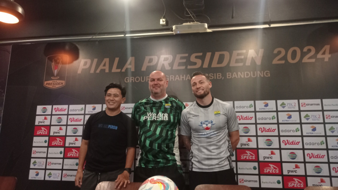 Pelatih Persib, Bojan Hodak dan Marc Klok dalam sesi presscon jelang laga melawan Borneo FC di Piala Presiden 2024 (foto: Dede Idrus) 