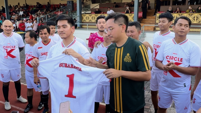 Kaesang serahkan rekomendasi dalam bentuk jersey ke Gusti Bhre untuk maju sebagai cawalkot Solo