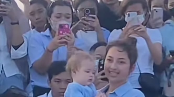 Jennifer Coppen dan putrinya Kamari Sky Wassink saat pelarungan abu jenazah Dali Wassink di Pantai Lembeng, Gianyar, Bali