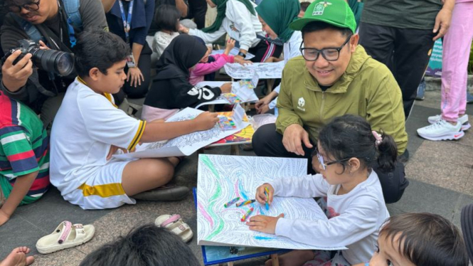 Wakil Ketua DPR RI Muhaimin Iskandar saat mengecek hasil mewarnai seorang anak pada hari bebas kendaraan bermotor di kawasan Bundaran HI, Jakarta, Minggu, 21 Juli 2024.