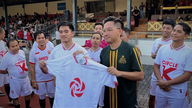 Kaesang serahkan jersey rekomendasi dukungan kepada Gusti Bhre untuk maju sebagai bakal calon Wali Kota Solo