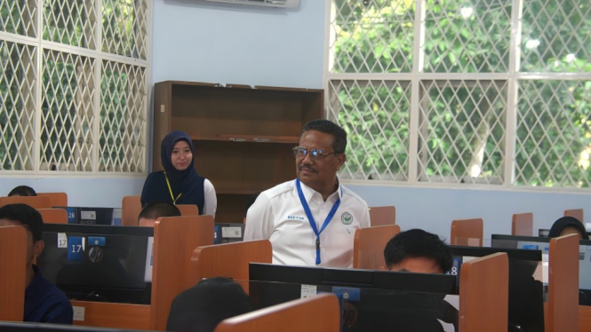 Rektor Unimed, Rektor Unimed Prof. Dr. Baharuddin saat meninjau pelaksanaan UTBK Seleksi Mandiri di Kampus Unimed.(dok Unimed)