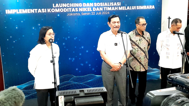 [dok. Menteri Keuangan, Sri Mulyani Indrawati bersama Menko Maritim dan Investasi, Luhut Binsar Pandjaitan, usai meluncurkan Simbara di Kementerian Keuangan, Jakarta, Senin, 22 Juli 2024]