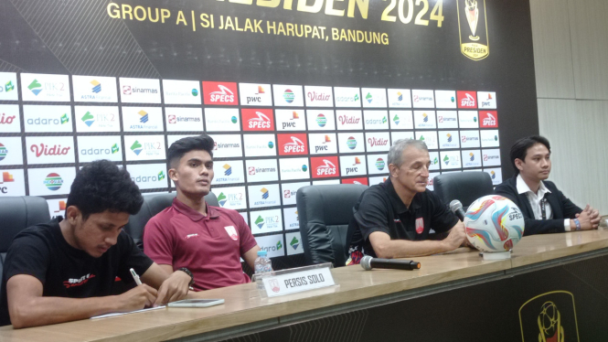 Pelatih Persis Solo, Milomir Seslija dalam sesi jumpa pers usai laga (foto: Dede Idrus) 