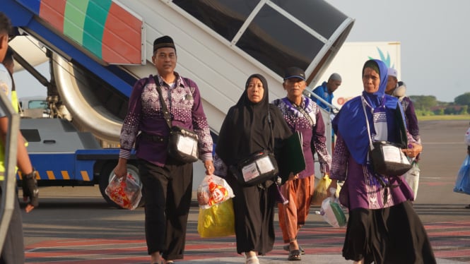 Jemaah haji Kloter 106 atau kloter terakhir Debarkasi Surabaya setiba di Bandara Juanda Surabaya. (Foto: Humas PPIH Debarkasi Surabaya) 