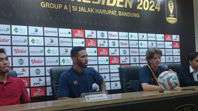 Pelatih Borneo FC, Pieter Huistra Dalam Sesi Jumpa Pers Usai Laga Lawan Persib di Stadion Si Jalak Harupat (Foto: Dede Idrus) 