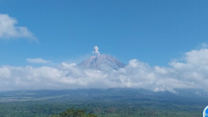 Arsip foto: Gunung Semeru erupsi yang terpantau dari Pos Pengamatan Gunung Semeru di Lumajang, Minggu, 21 Juli 2024.