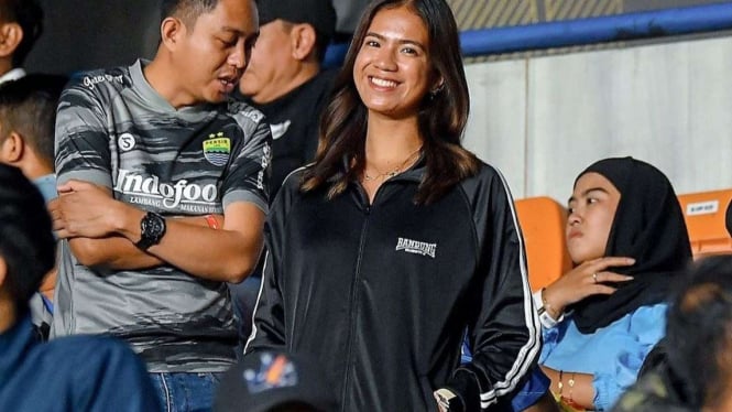 Pemain voli Shella Bernadetha nonton Persib Bandung