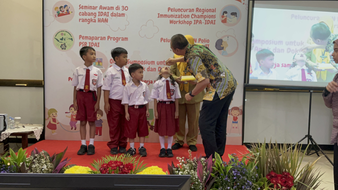 Pemberian Vaksin Polio Tetes kepada Anak SDN 7 Kenari, Foto: Isra Berlian