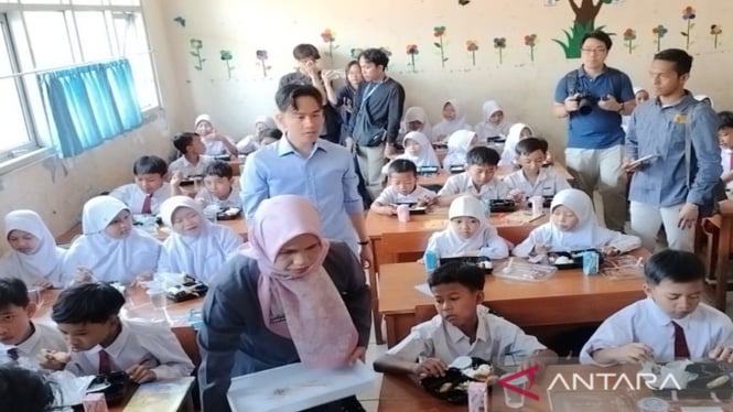 Gibran Rakabuming Raka uji coba makan bergizi gratis di SDN Sentul 03, Bogor