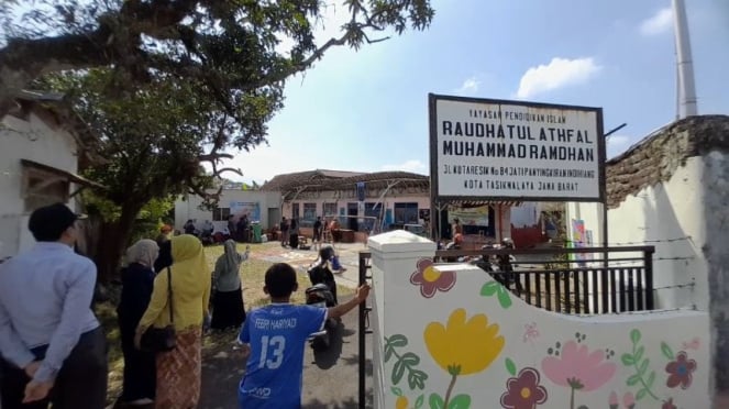 Klassenzimmer und Lehrerzimmer stürzen zusammen, RA-Schüler in Tasikmalaya begehen den Kindertag nicht.