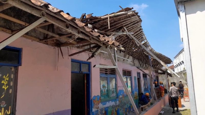 Klassenzimmer und Lehrerzimmer stürzen zusammen, RA-Schüler in Tasikmalaya begehen den Kindertag nicht.