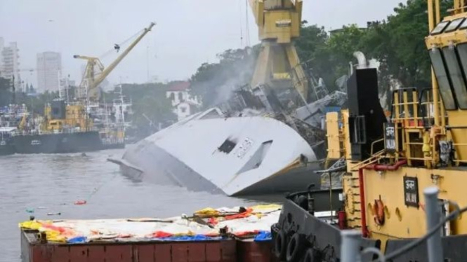 VIVA Militer: Kapal perang F31 Brahmaputra terbalik