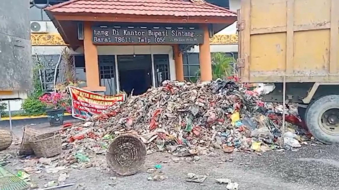 Sebanyak 4 truk sampah diangkut dan dibuang masyarakat sebagai bentuk protes ke Kantor Bupati dan DPRD Kabupaten Sintang, Kalbar, Selasa 23 Juli 2024. (Istimewa)