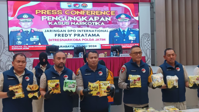 Polda Jatim merilis kasus narkotika jaringan buronan Fredy Pratama di Surabaya.