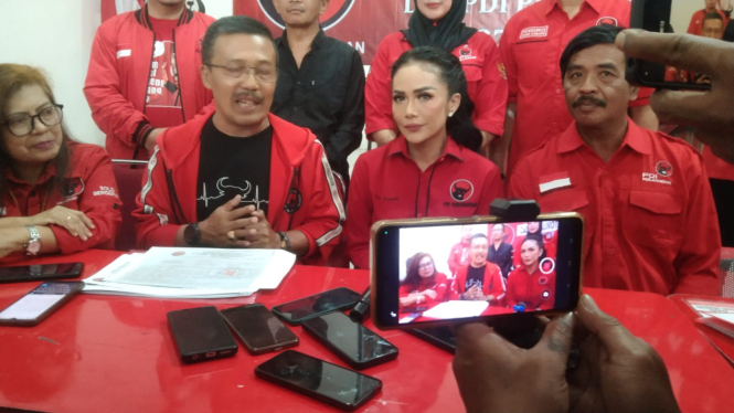 Kris Dayanti saat mendaftarkan diri di Kantor DPC PDIP Batu.